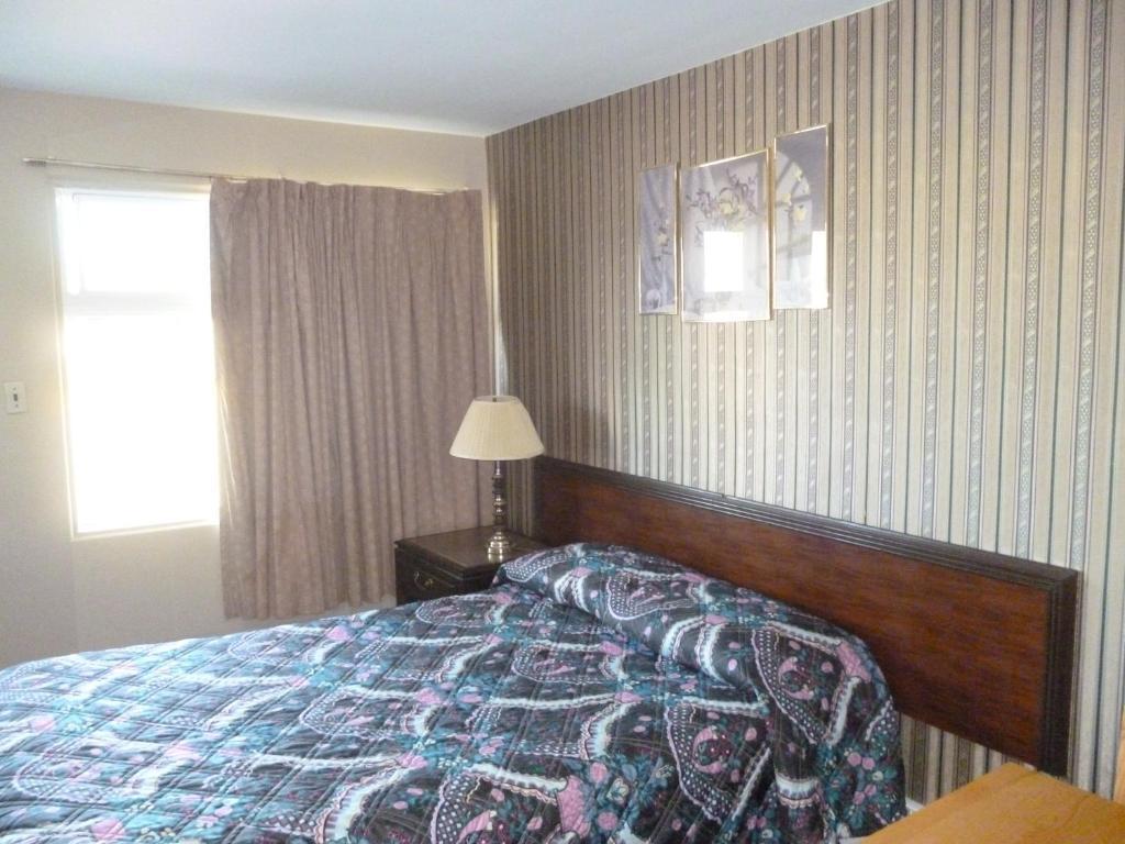 Maple Glen Motel London Exterior photo