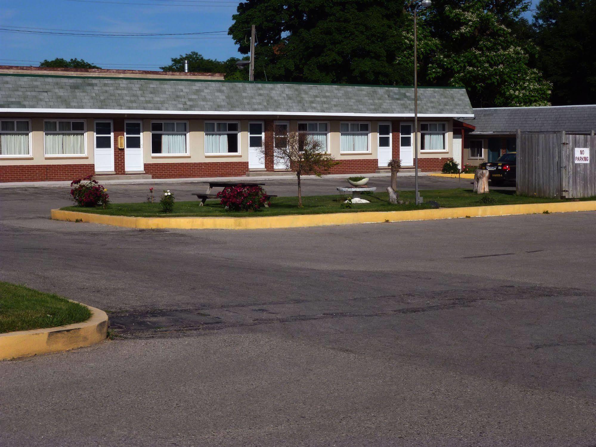 Maple Glen Motel London Exterior photo