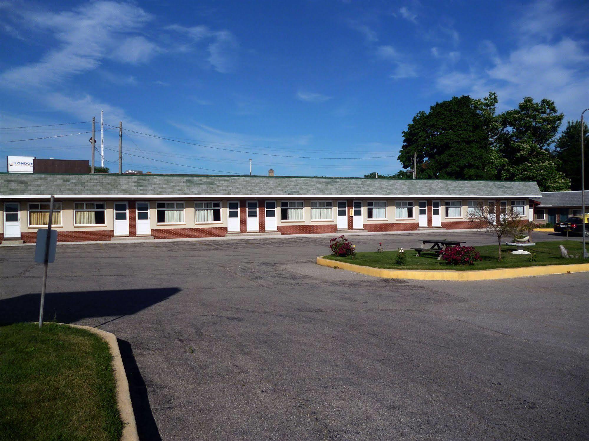 Maple Glen Motel London Exterior photo